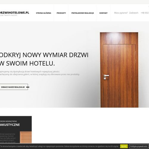 Drzwi do hotelu